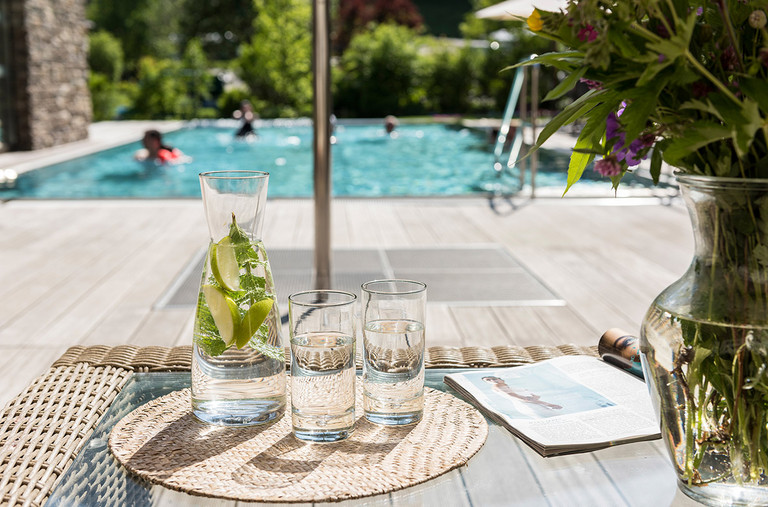 Genießen Sie sonnige Stunden in unserer Lounge am Pool