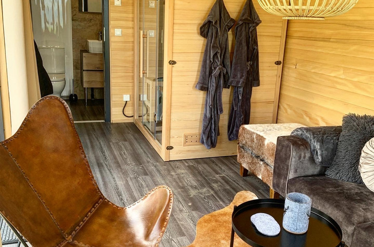 Wohnraum mit Sauna in der Leading-Lodge