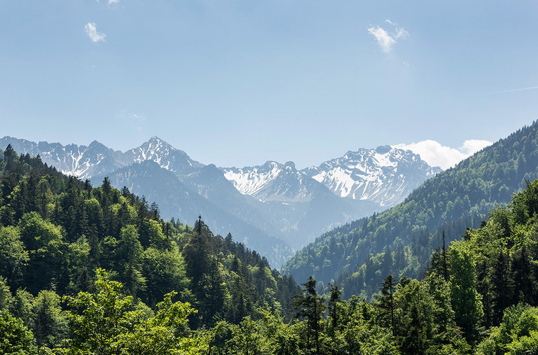 Kamperen in Nenzing, midden in de Alpen in Oostenrijk
