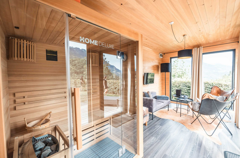 Wohnraum mit Sauna in der Leading-Lodge